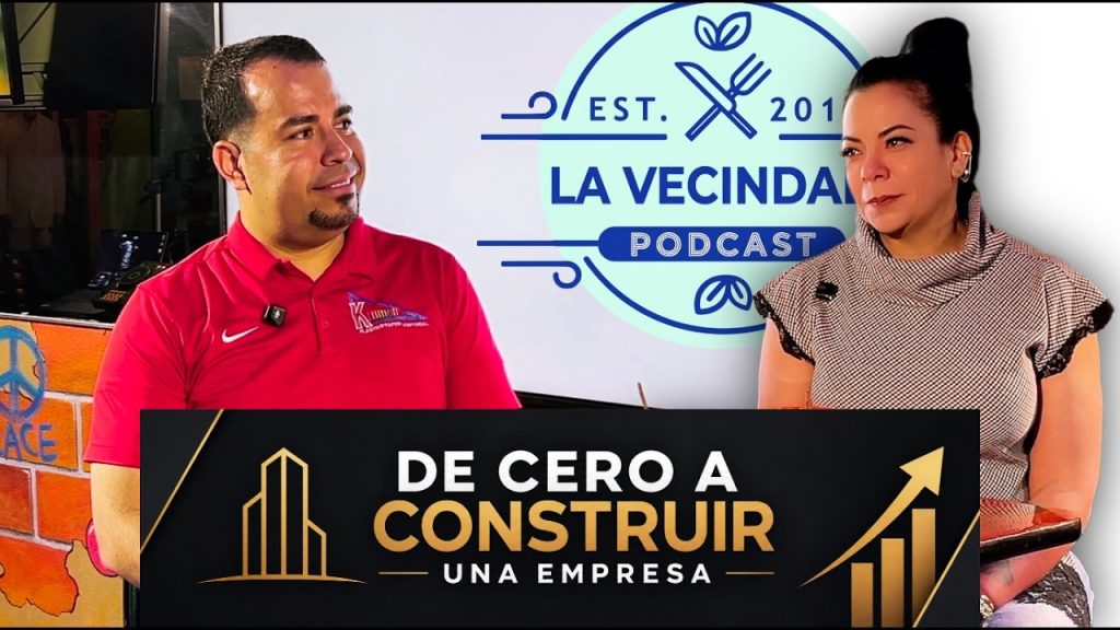 Vanessa and Gustavo Cruz smiling and talking into microphones on the set of the La Vecindad Podcast, with the text 'De cero a construir una Empreza"